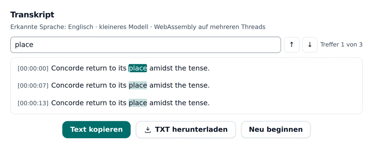 Das Transkript auf der Seite: drei Absätze, jeder mit Zeitstempel, das Wort place in jedem markiert und die Suche bei Treffer 1 von 3, darunter die Schaltflächen Text kopieren, TXT herunterladen und Neu beginnen.